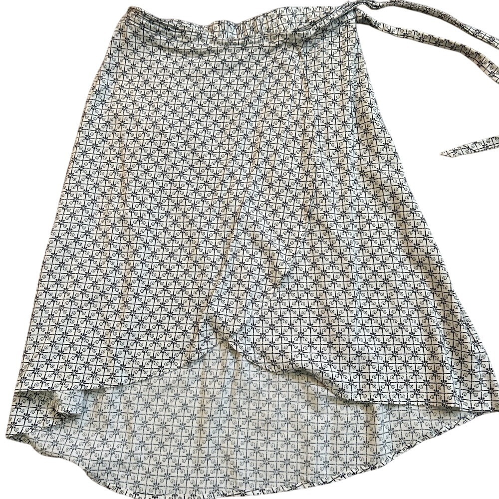 Maurices White & Black Floral Print Wrap Skirt with Tie - Size L‎